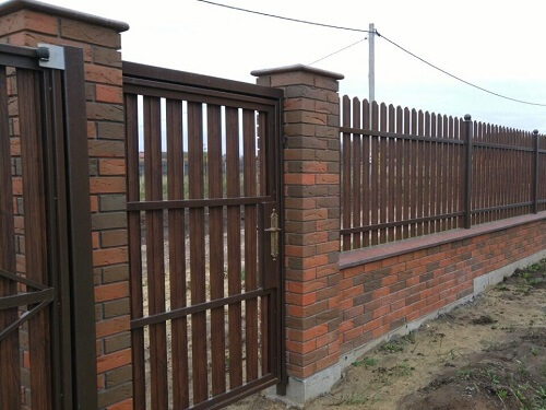 Установка забора из металлоштакетника в Минске