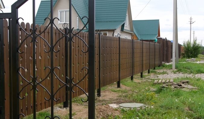 Строительство забора из дерева в Минске